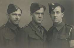 S červeným křížem na rukávu