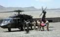 Přeprava těla Roberta Vyroubala vrtulníkem ze základy Wardak